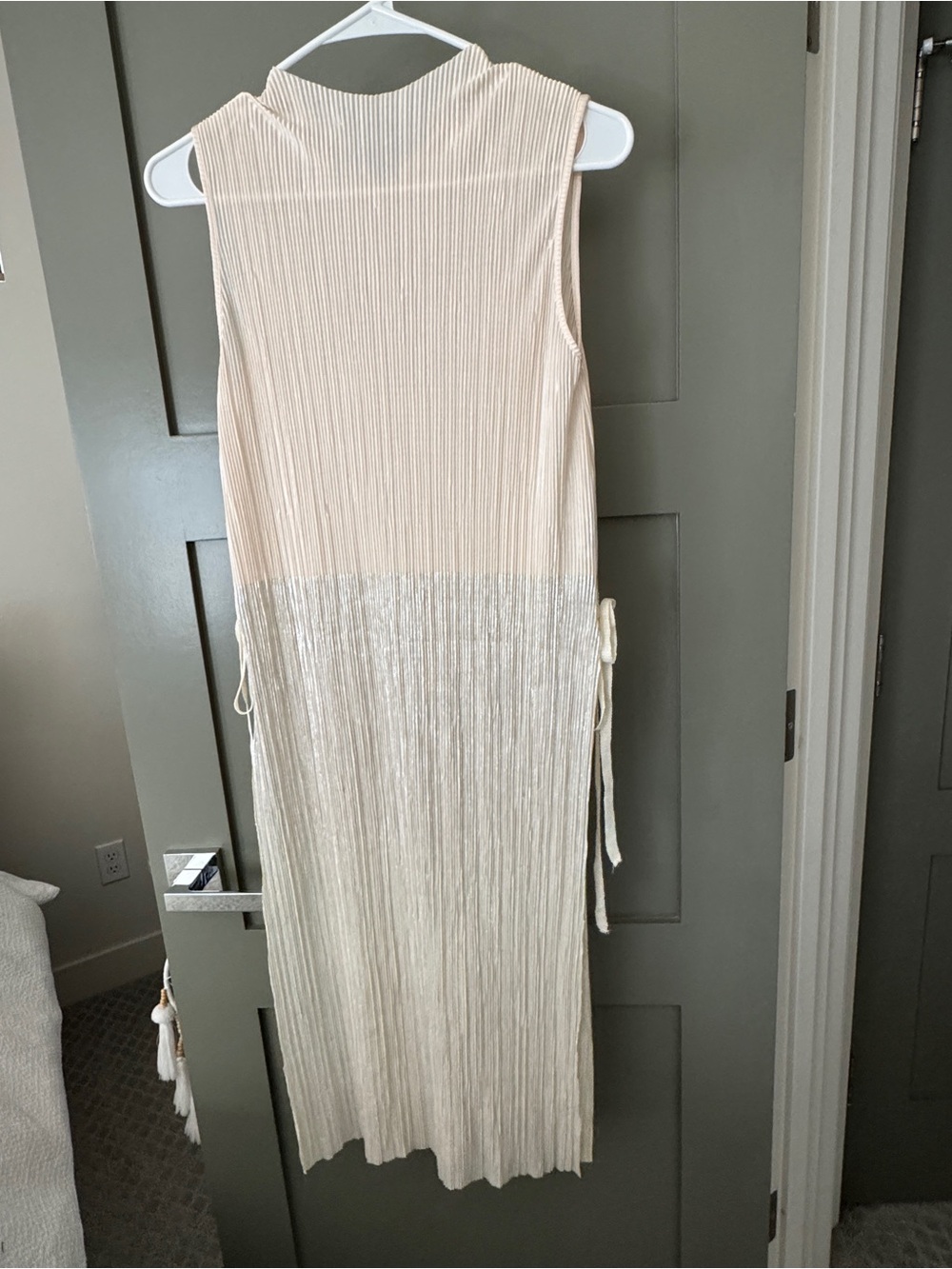 Sleeveless Cream Ombre Pleated long top